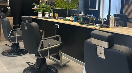 Sedie moderne di Double G Barbershop a Selargius, Sardegna, IT, pronte per offrirti un taglio perfetto.