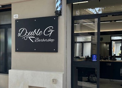Ingresso del Double G Barbershop a Selargius, Sardegna, IT con insegna in evidenza.