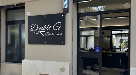Ingresso del Double G Barbershop a Selargius, Sardegna, IT con insegna in evidenza.
