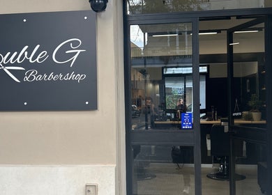 Ingresso di Double G Barbershop a Selargius, Sardegna, IT con insegna elegante.