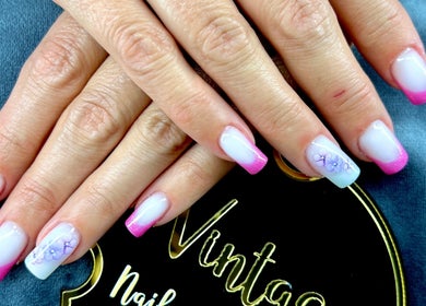 Elegante französische Nägel mit Blumenmuster bei Vintage Nails by Sandra, Nentershausen, Hessen, DE.
