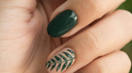 Leaf nail art design at Kanita Nail Lounge, Tambon Hua Hin, Chang Wat Prachuap Khiri Khan, TH.