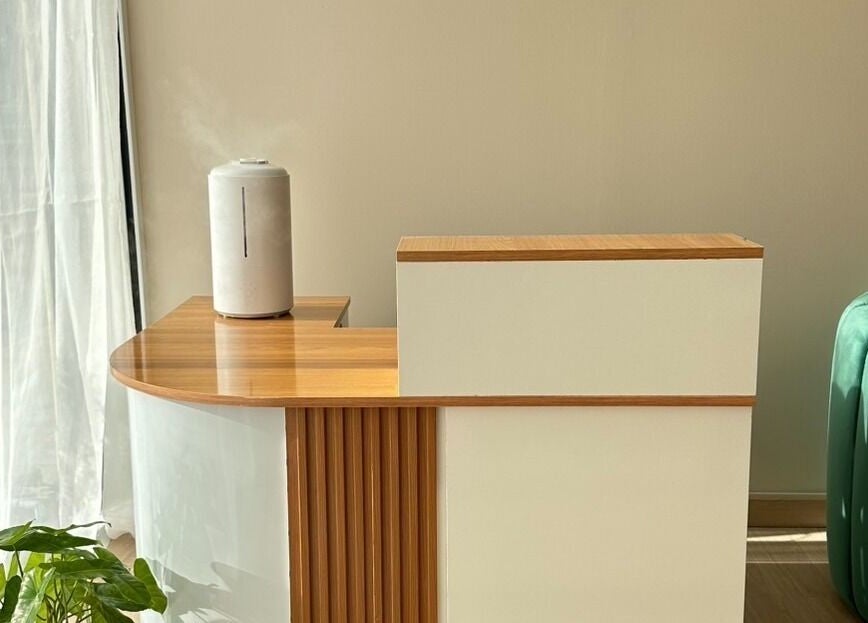 Kanita Nail Lounge reception area with stylish counter and plant in Tambon Hua Hin, Chang Wat Prachuap Khiri Khan, TH.