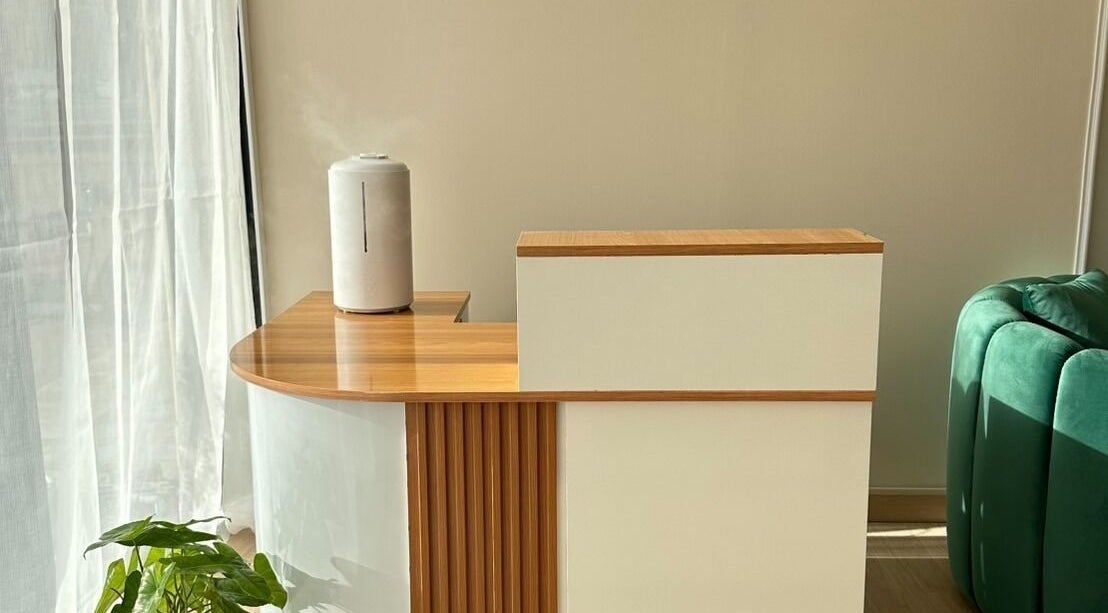 Kanita Nail Lounge reception area with stylish counter and plant in Tambon Hua Hin, Chang Wat Prachuap Khiri Khan, TH.