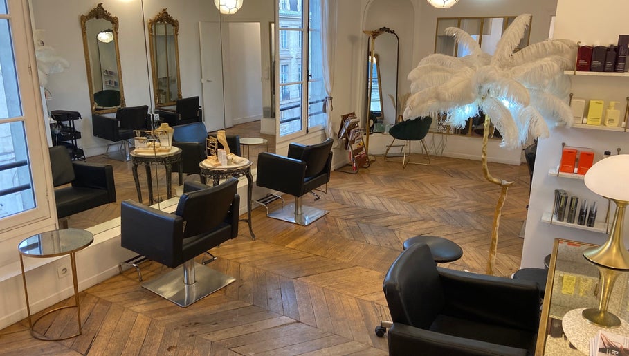 Intérieur élégant du salon Maxime à Paris, Île-de-France, FR avec parquet et miroirs ornés.