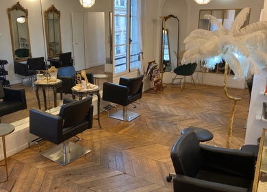 Intérieur élégant du salon Maxime à Paris, Île-de-France, FR avec parquet et miroirs ornés.