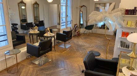 Intérieur élégant du salon Maxime à Paris, Île-de-France, FR avec parquet et miroirs ornés.