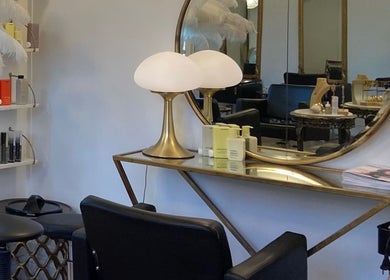 Intérieur chic du salon Maxime à Paris, Île-de-France avec mobilier élégant et produits de beauté exposés.