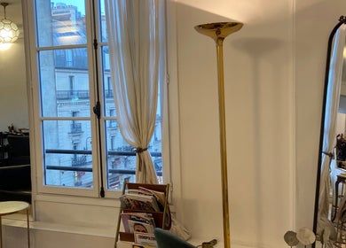 Intérieur élégant chez Maxime, Paris, Île-de-France, FR, avec grandes fenêtres et déco chic.