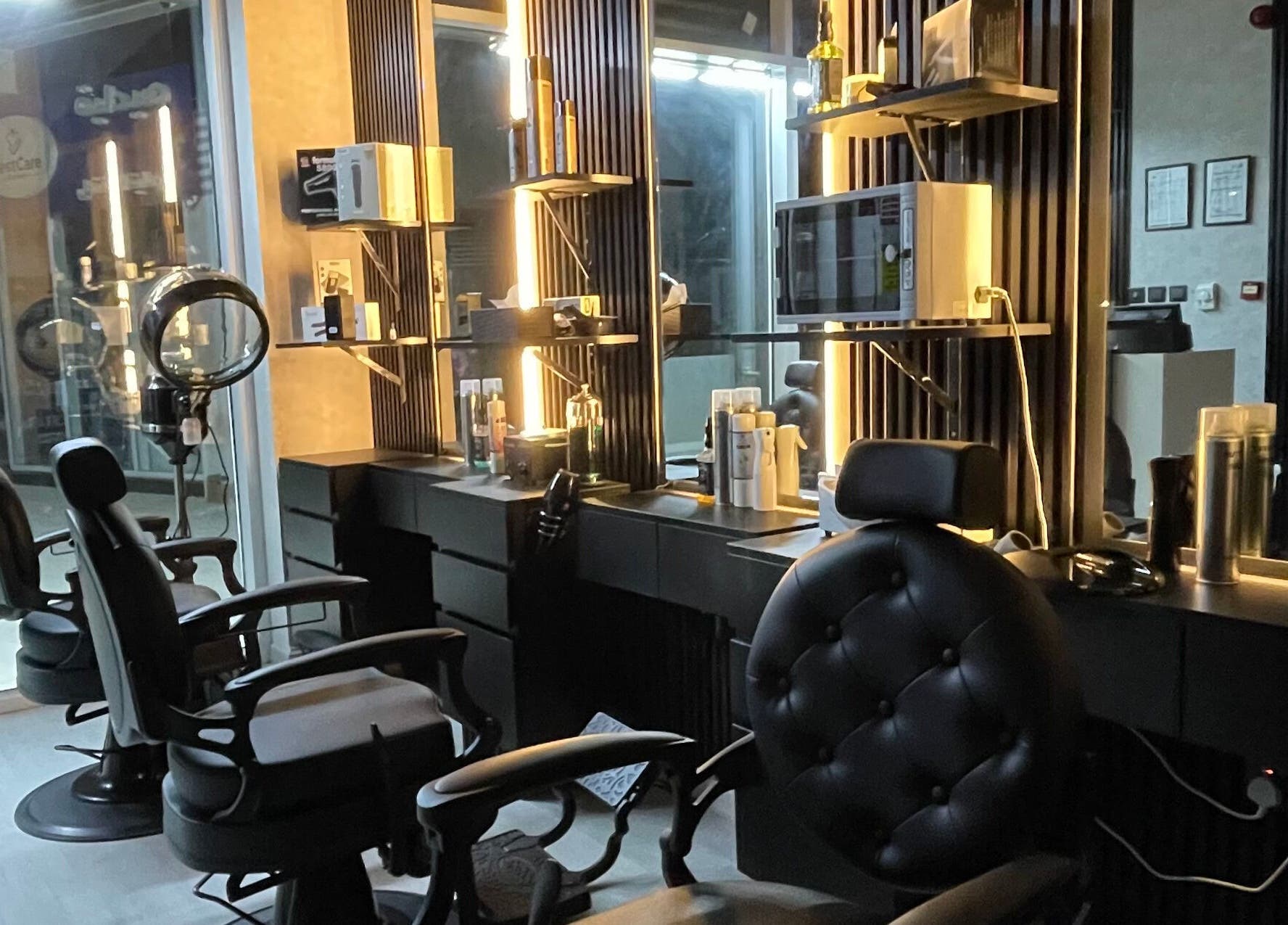 Interior of Sharp Touch Gents Salon, Sharjah, إمارة الشارقةّ, AE with stylish chairs and mirrors.