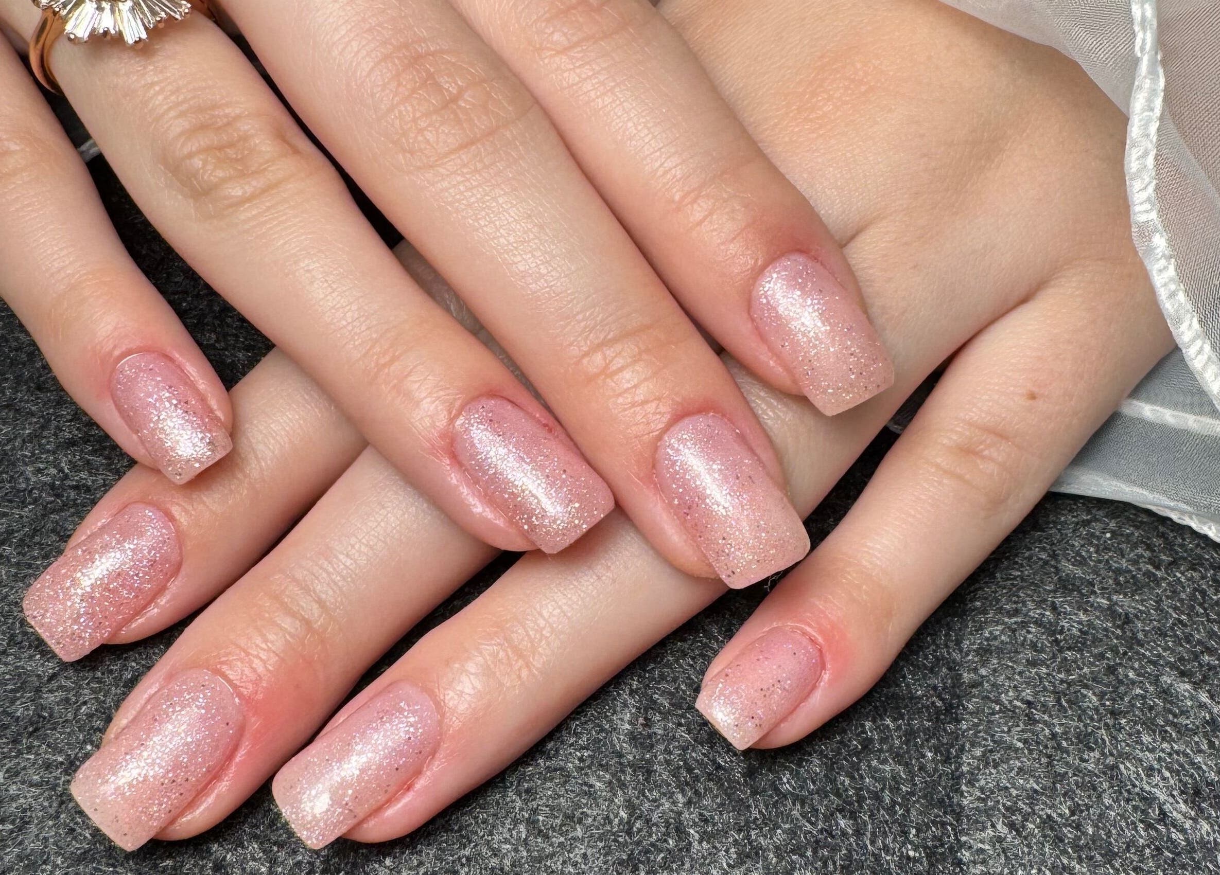Unhas com esmalte rosa cintilante no Miminhos Glamour, Freamunde, Porto, PT.