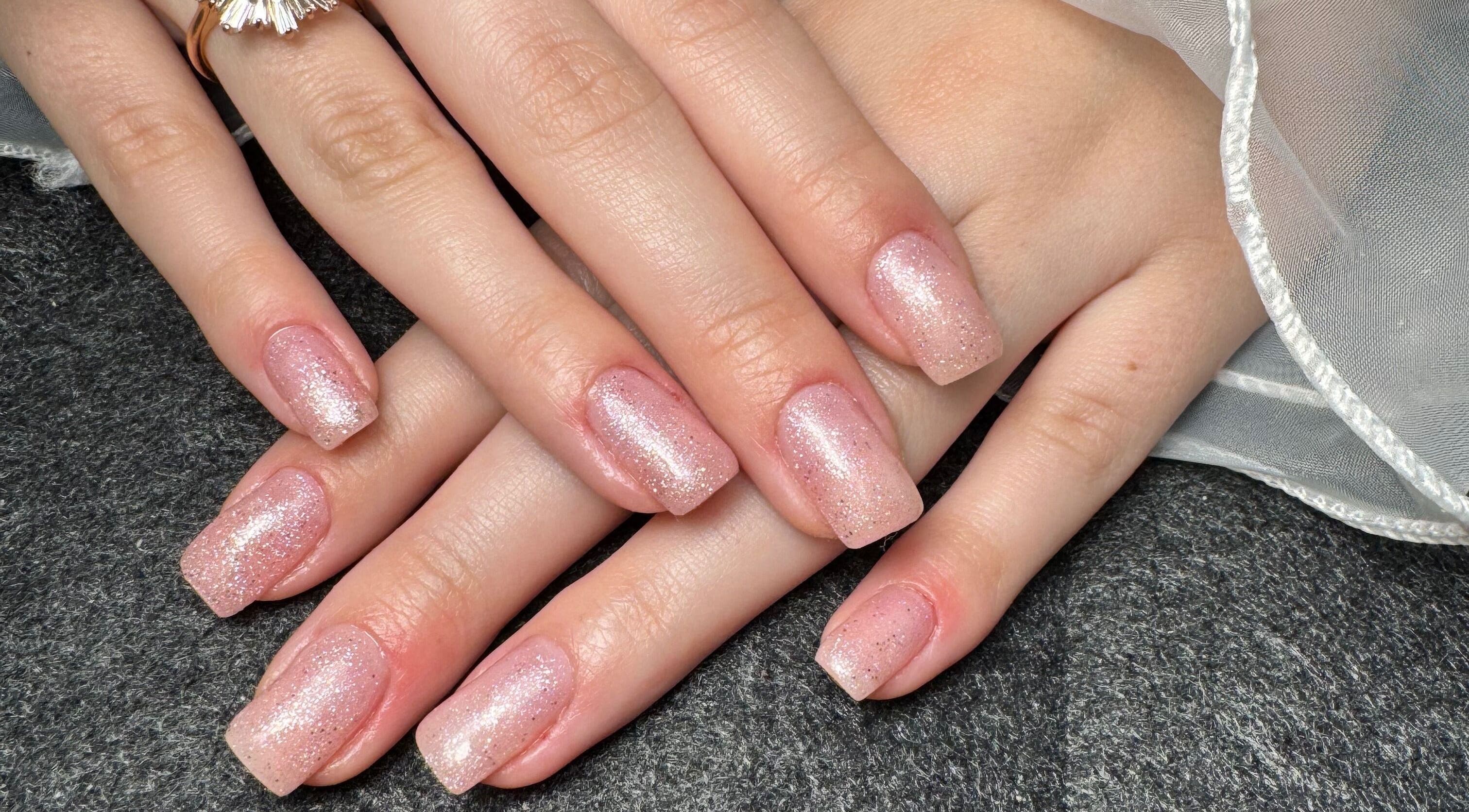 Unhas com esmalte rosa cintilante no Miminhos Glamour, Freamunde, Porto, PT.