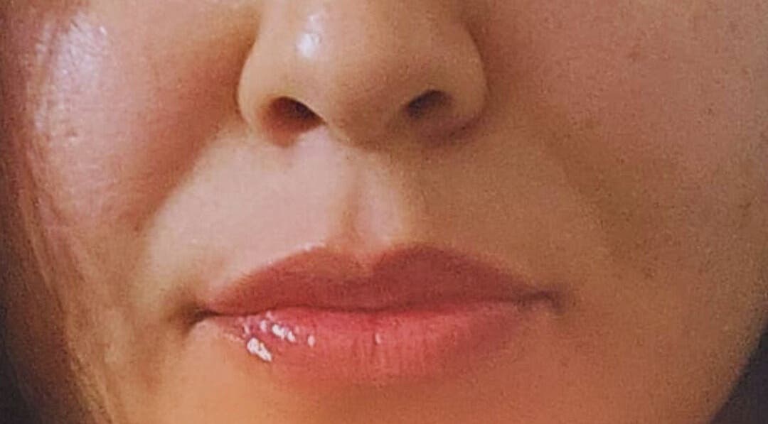 Close-up de lábios bem cuidados no Miminhos Glamour, Freamunde, Porto, PT, exibindo um brilho saudável.