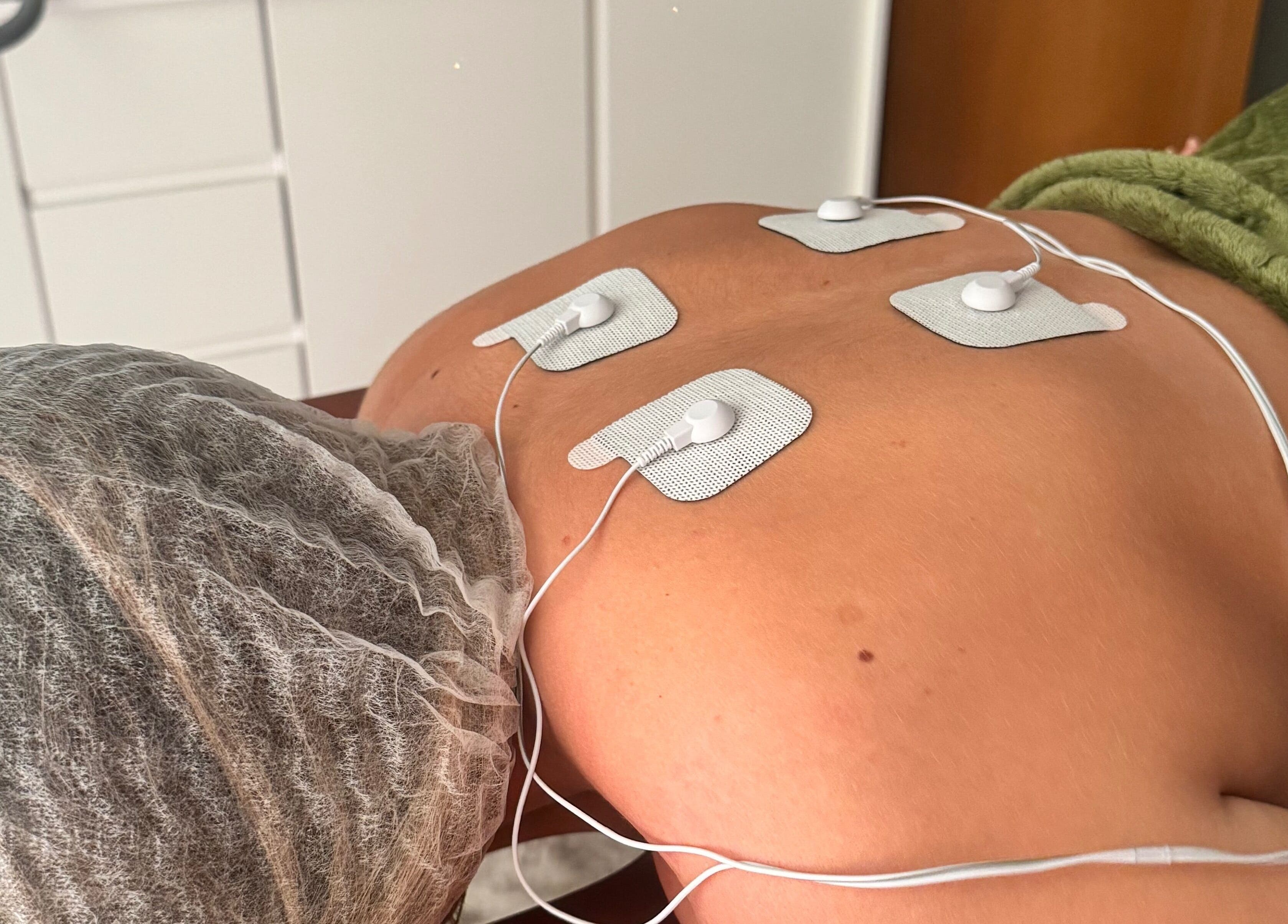 Tratamento de electroterapia nas costas em Miminhos Glamour, Freamunde, Porto, PT.