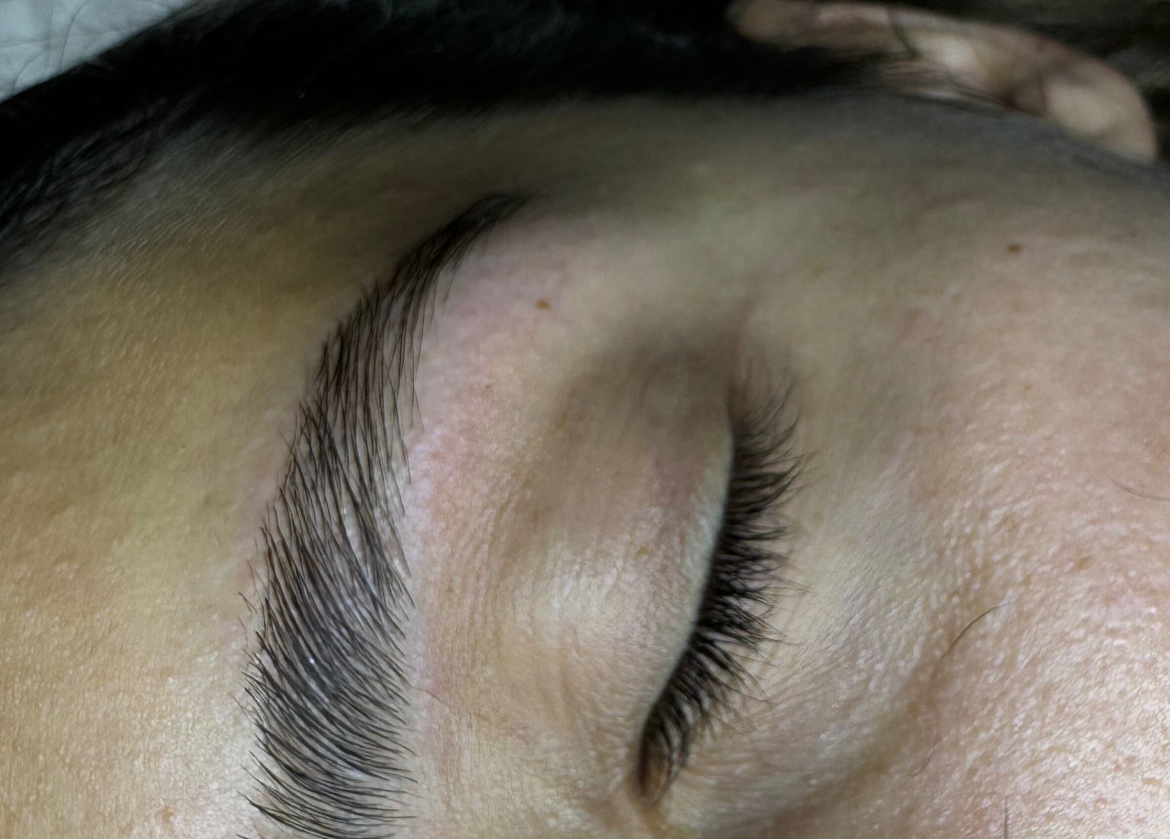 Design de sobrancelhas perfeito no Miminhos Glamour, Freamunde, Porto, PT, destacando beleza natural.