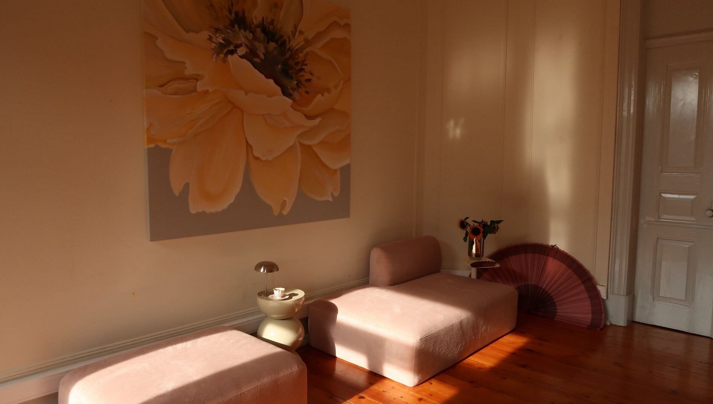 Elegant interior of Anna and Make Up, Lisboa, Lisboa, PT, featuring soft seating and floral decor.