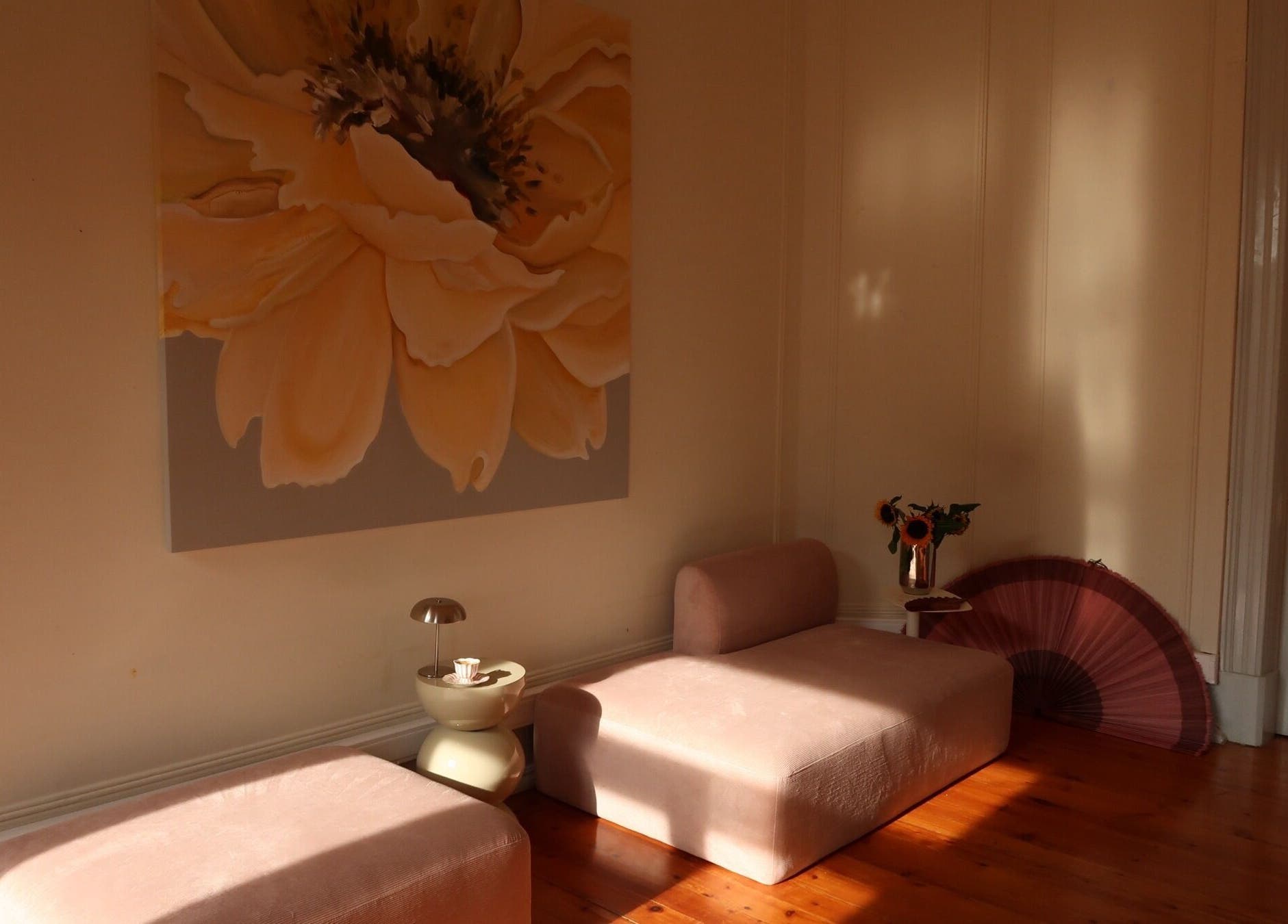 Elegant interior of Anna and Make Up, Lisboa, Lisboa, PT, featuring soft seating and floral decor.