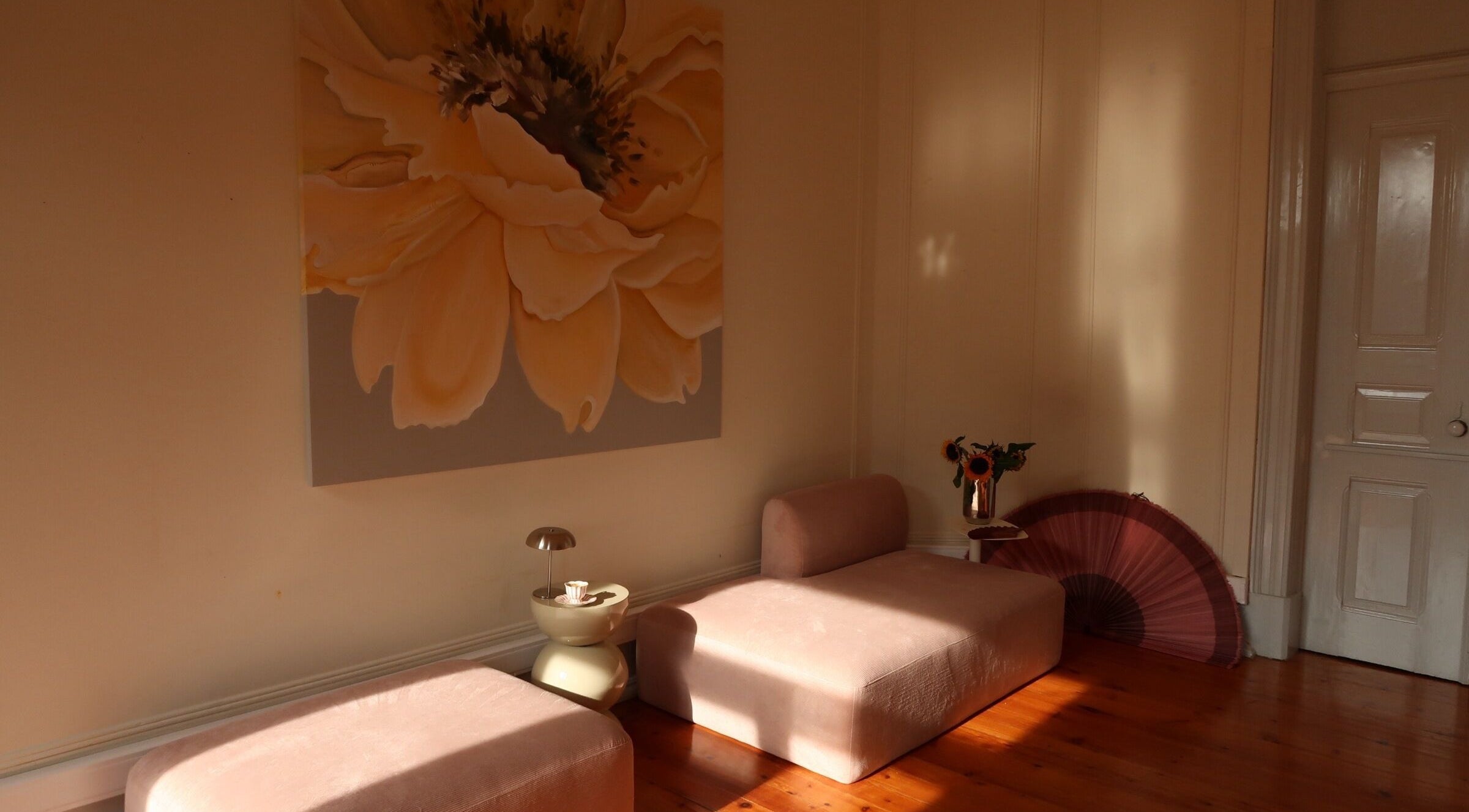Elegant interior of Anna and Make Up, Lisboa, Lisboa, PT, featuring soft seating and floral decor.