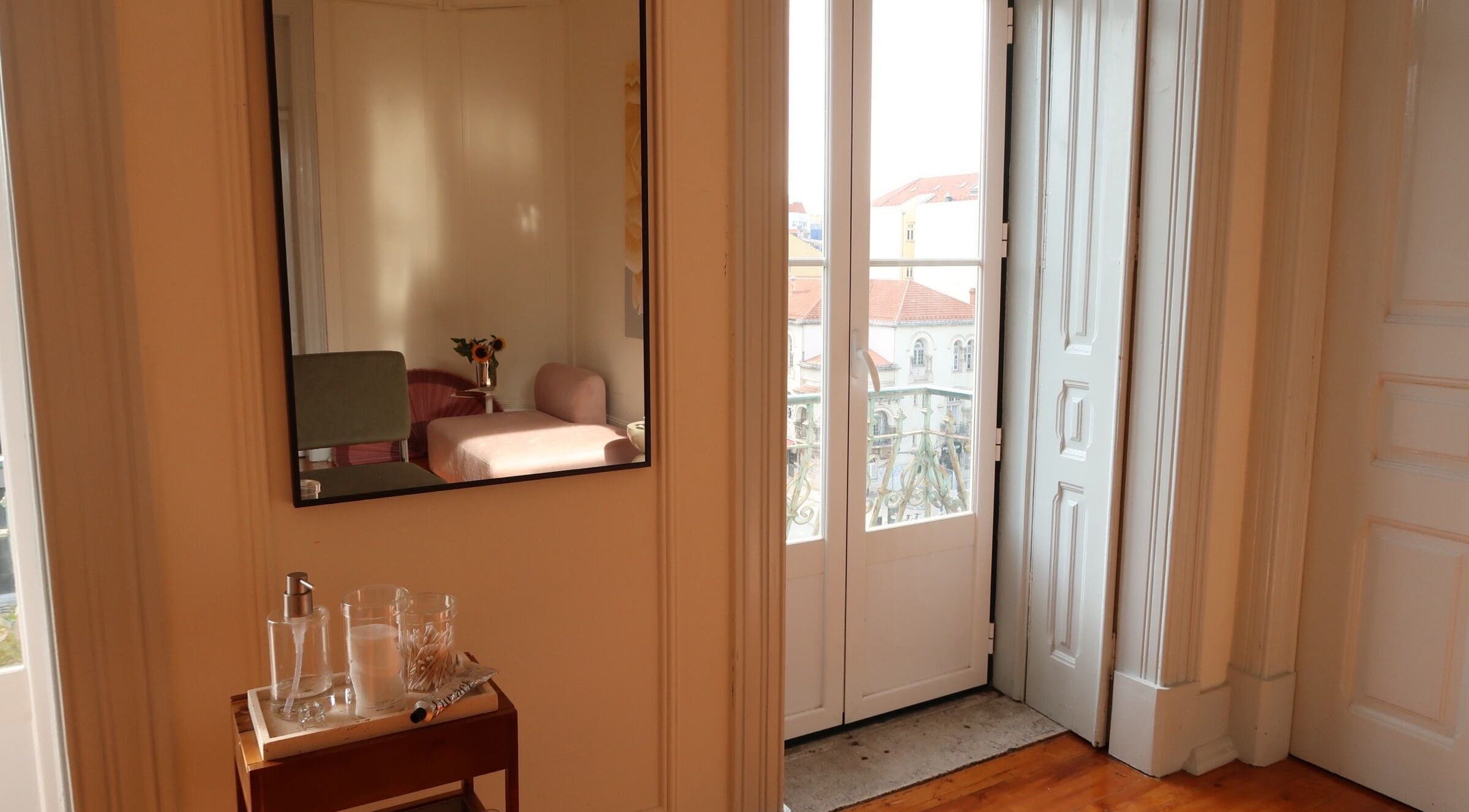 Elegant beauty room at Anna and Make Up, Lisboa, Lisboa, PT, with soft lighting and mirror reflection.
