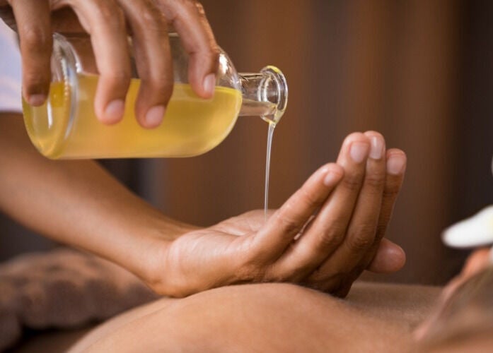 Therapist pouring oil at Dee Dee Thai Massage in Brighton, Brighton And Hove, England, GB.