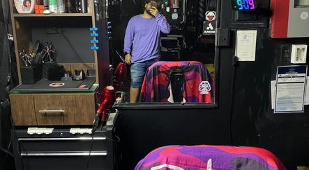 Interior de F21Cuts en David, Provincia De Chiriquí, PA, mostrando un tocador y un espejo moderno.