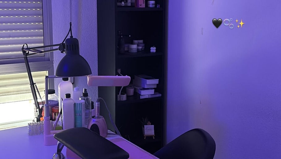 Espacio de manicura en Nailssbylucy, La Cala Del Moral, Andalucía, ES, iluminado para ambiente acogedor.