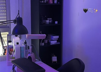 Espacio de manicura en Nailssbylucy, La Cala Del Moral, Andalucía, ES, iluminado para ambiente acogedor.