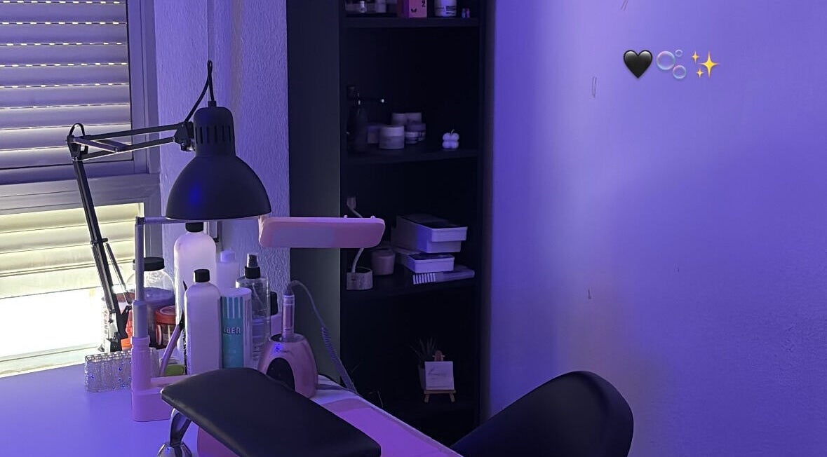 Espacio de manicura en Nailssbylucy, La Cala Del Moral, Andalucía, ES, iluminado para ambiente acogedor.