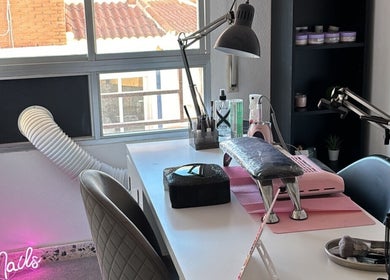 Mesa de uñas elegante en Nailssbylucy, La Cala Del Moral, Andalucía, ES, con lámpara y herramientas profesionales.