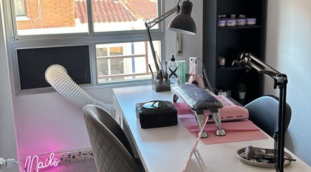 Mesa de uñas elegante en Nailssbylucy, La Cala Del Moral, Andalucía, ES, con lámpara y herramientas profesionales.