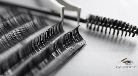 Extensions de cils Regard Précieux à Camps-la-source, Provence-Alpes-Côte D'azur, FR, sur une table.