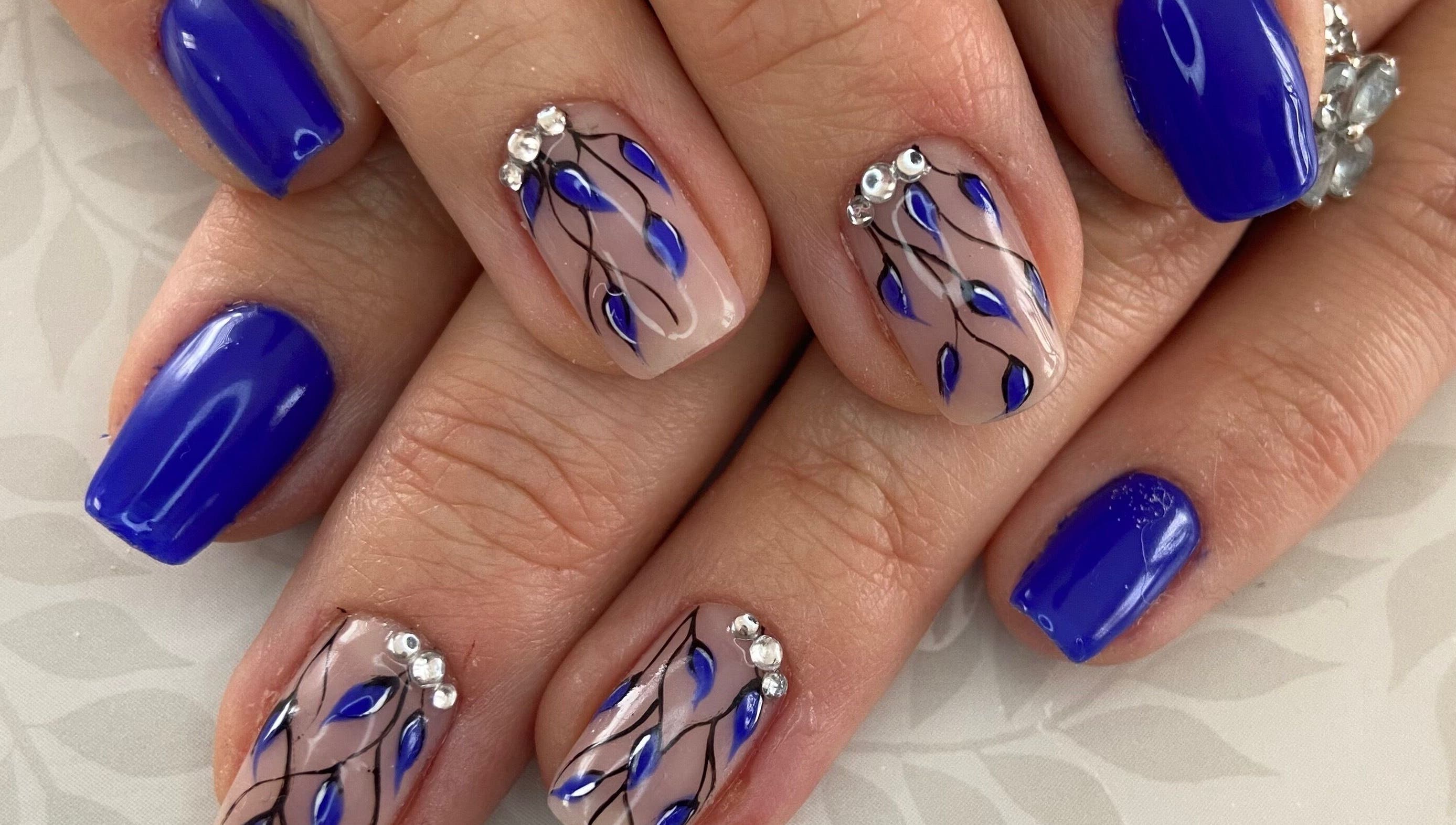 Manucure artistique avec motifs bleus à Nynaa Nayl’s, Rocbaron, Provence-alpes-côte D'azur, FR.