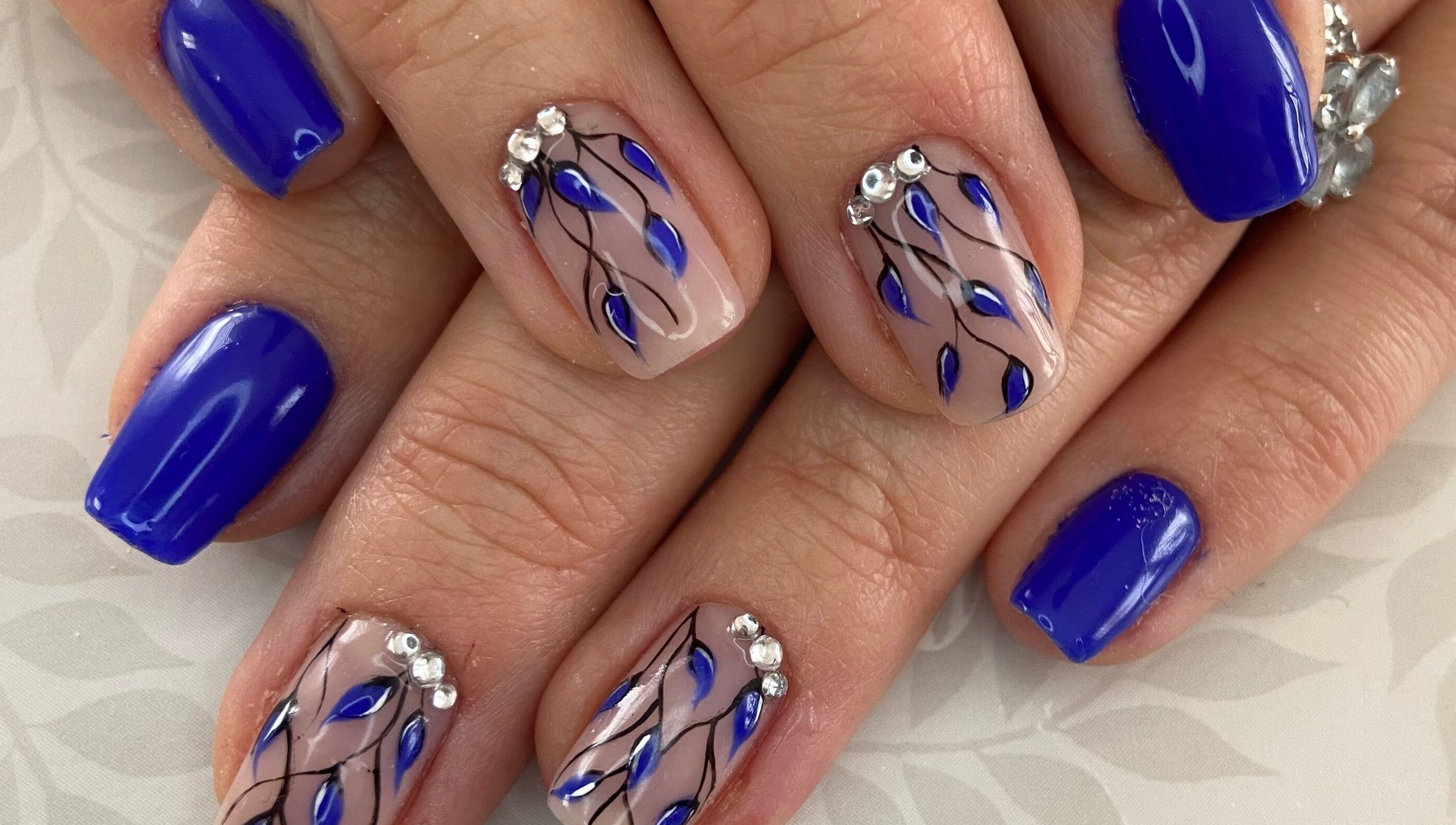 Manucure artistique avec motifs bleus à Nynaa Nayl’s, Rocbaron, Provence-alpes-côte D'azur, FR.