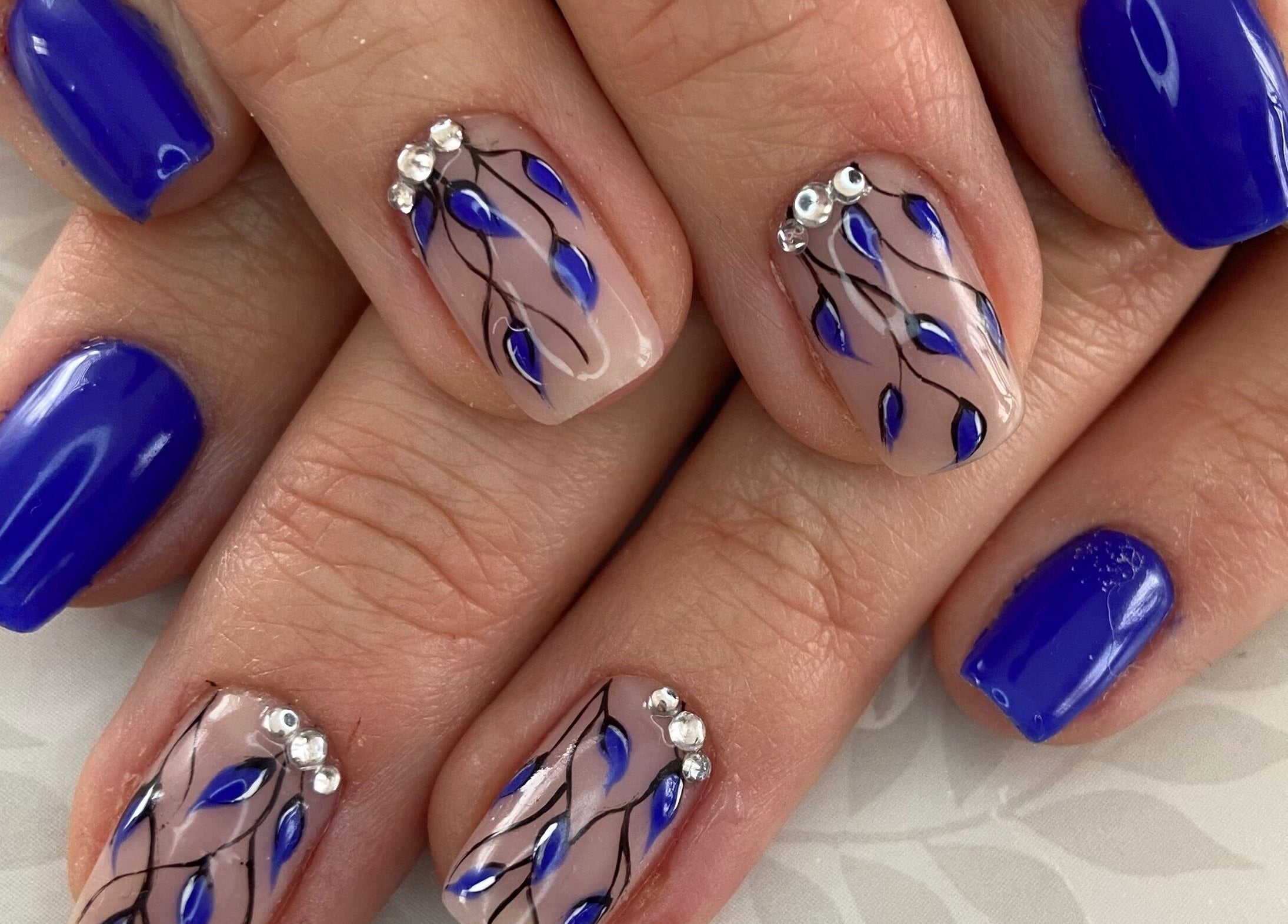 Manucure artistique avec motifs bleus à Nynaa Nayl’s, Rocbaron, Provence-alpes-côte D'azur, FR.