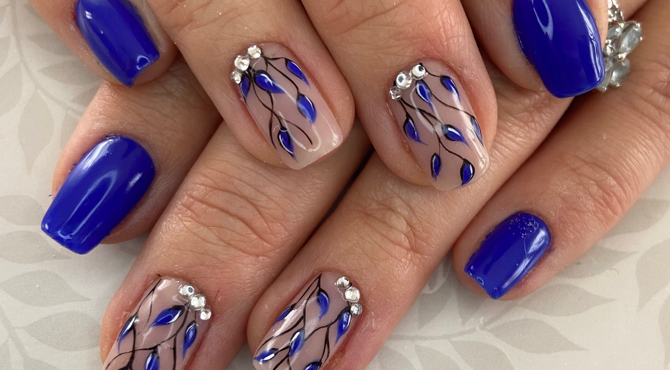 Manucure artistique avec motifs bleus à Nynaa Nayl’s, Rocbaron, Provence-alpes-côte D'azur, FR.