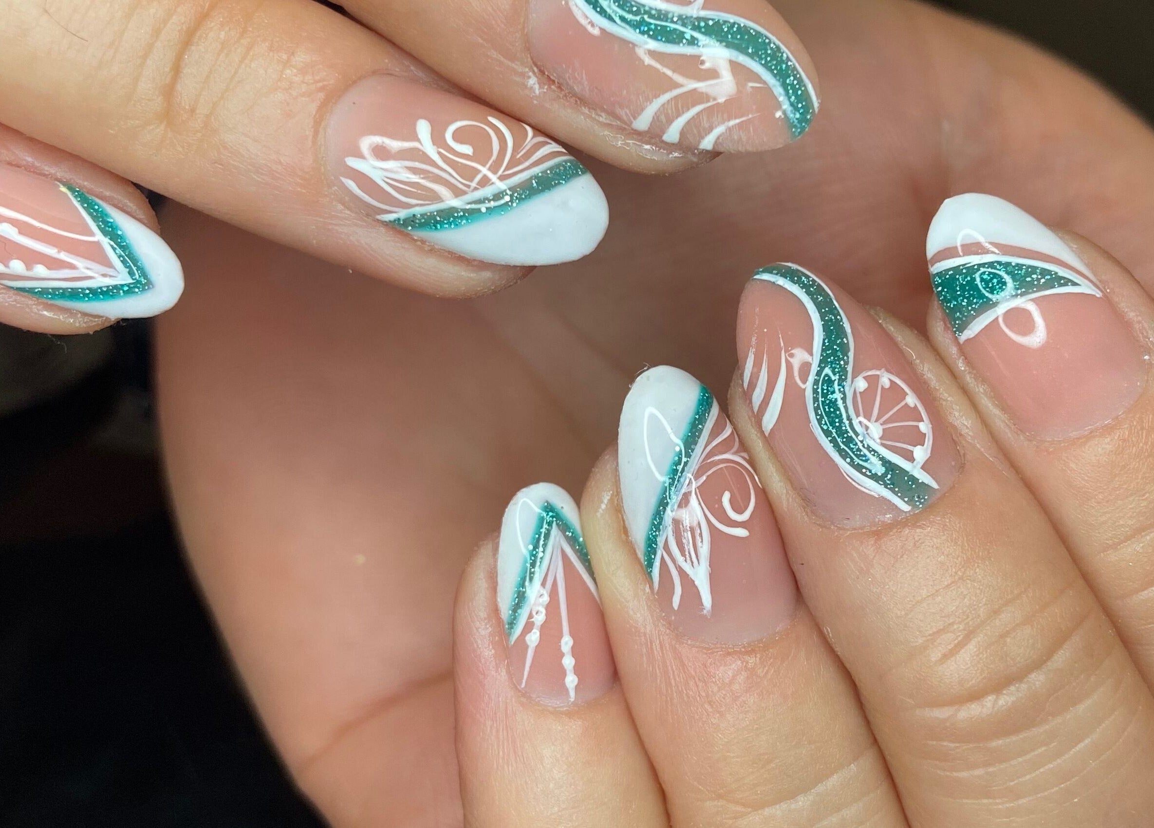 Designs d'ongles élégants à Nynaa Nayl’s, Rocbaron, Provence-alpes-côte D'azur, FR.