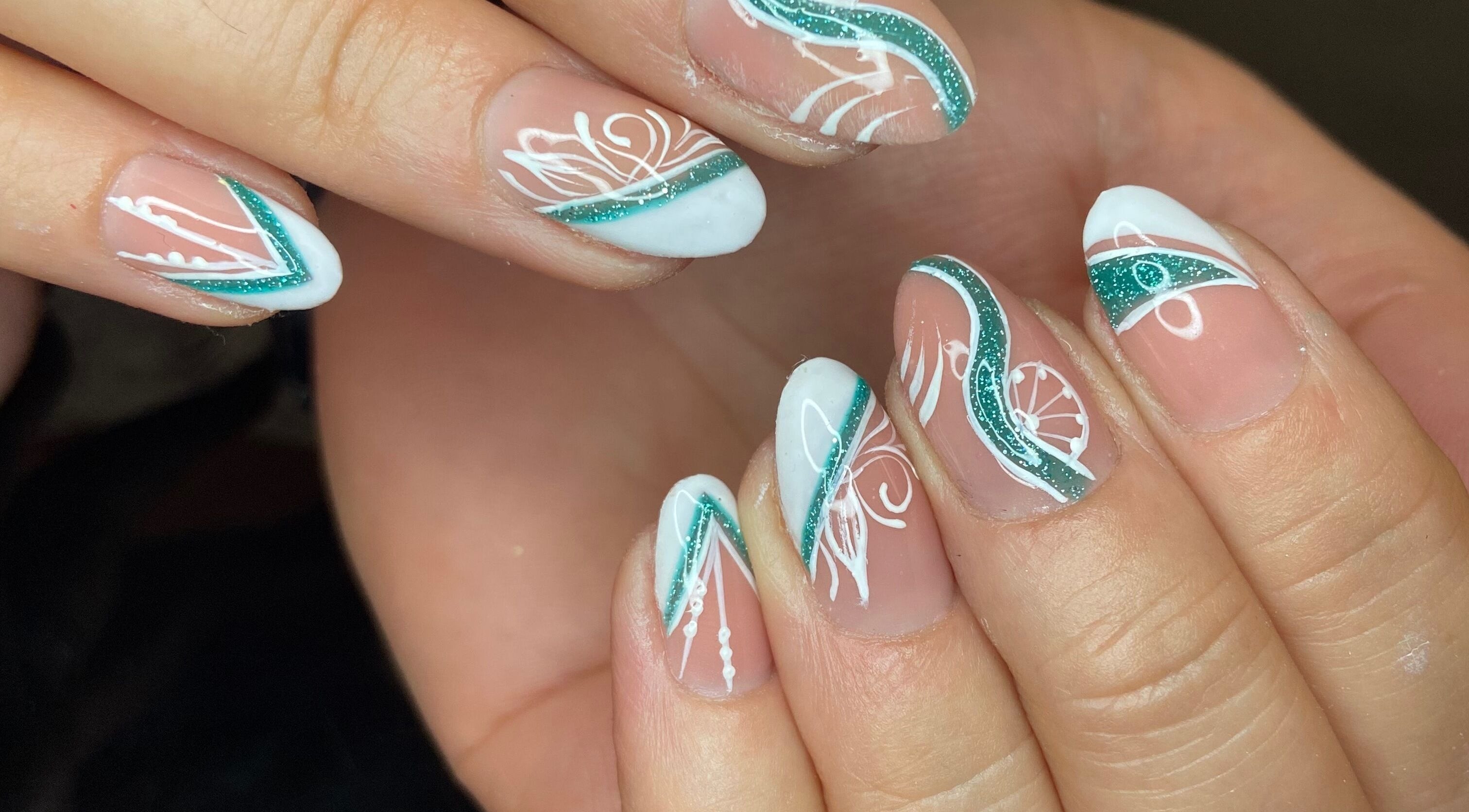 Designs d'ongles élégants à Nynaa Nayl’s, Rocbaron, Provence-alpes-côte D'azur, FR.