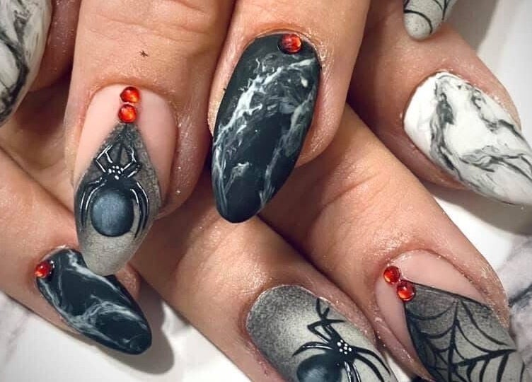 Design de nail art sombre et élégant chez Nynaa Nayl’s, Rocbaron, Provence-alpes-côte D'azur, FR.