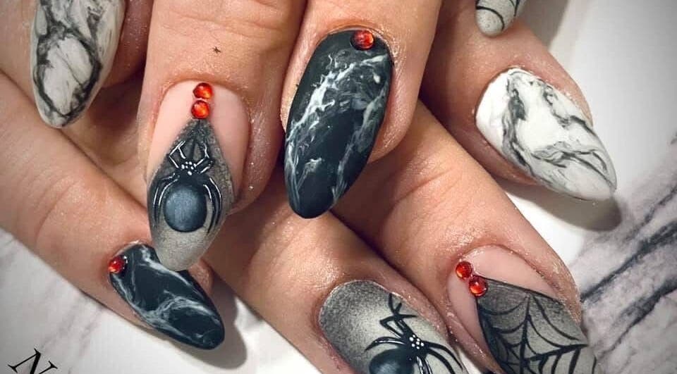 Design de nail art sombre et élégant chez Nynaa Nayl’s, Rocbaron, Provence-alpes-côte D'azur, FR.