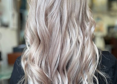 Falujące blond włosy w POTTER HAIR MAGIC, Szczecin, Województwo Zachodniopomorskie, PL.