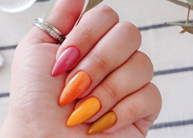 Uñas coloridas en Aurora Nail Studio, Rosario, Santa Fe, AR.
