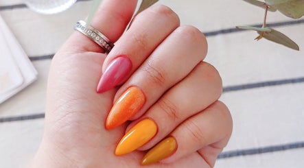 Uñas coloridas en Aurora Nail Studio, Rosario, Santa Fe, AR.