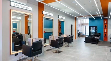 Interior moderno do salão Huana Bueno | Solo Concept em Lisboa, Lisboa, PT, com design elegante e assentos confortáveis.