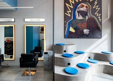 Interior moderno e vibrante do Huana Bueno | Solo Concept em Lisboa, Lisboa, PT, destacando cadeiras elegantes.