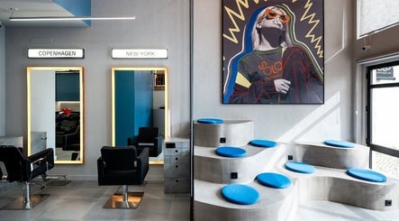 Interior moderno e vibrante do Huana Bueno | Solo Concept em Lisboa, Lisboa, PT, destacando cadeiras elegantes.