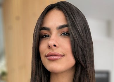 Mulher confiante na Huana Bueno | Solo Concept em Lisboa, Lisboa, PT, destacando beleza natural.