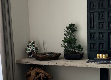Decoración tranquila en Amanda Prado Center, Nuevo México, Jalisco, MX con elementos zen en estante.