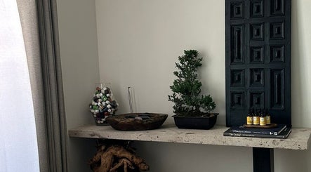 Decoración tranquila en Amanda Prado Center, Nuevo México, Jalisco, MX con elementos zen en estante.