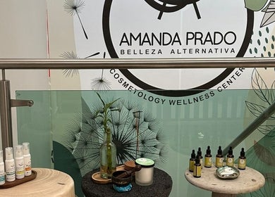 Productos de bienestar en Amanda Prado Center, Nuevo México, Jalisco, MX, con diseño natural de fondo.