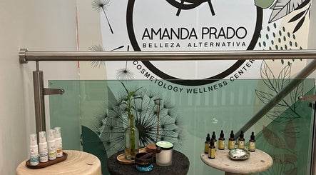 Productos de bienestar en Amanda Prado Center, Nuevo México, Jalisco, MX, con diseño natural de fondo.